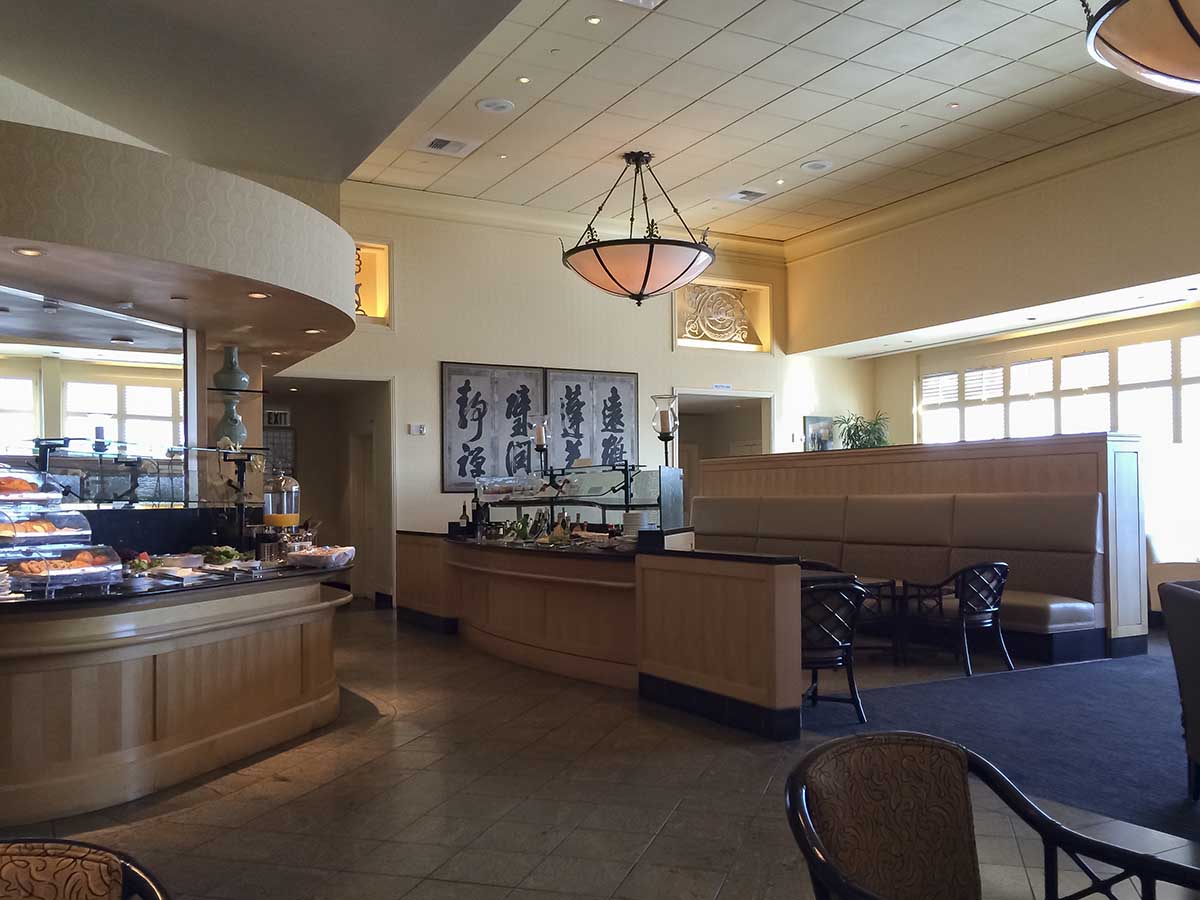 Café and dining area in the United Airlines global first lounge SFO