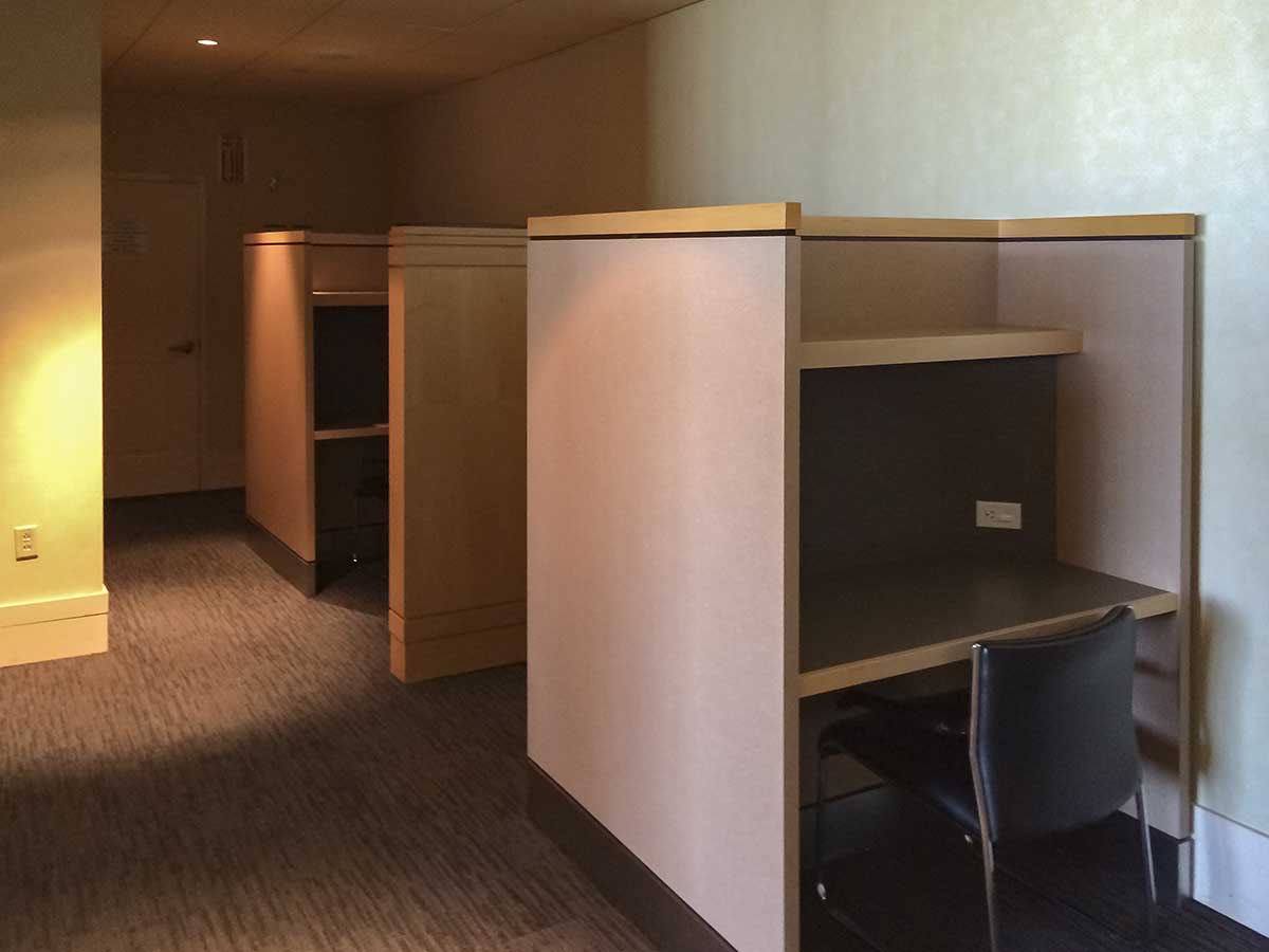 Private workstations in the United Airlines global first lounge SFO