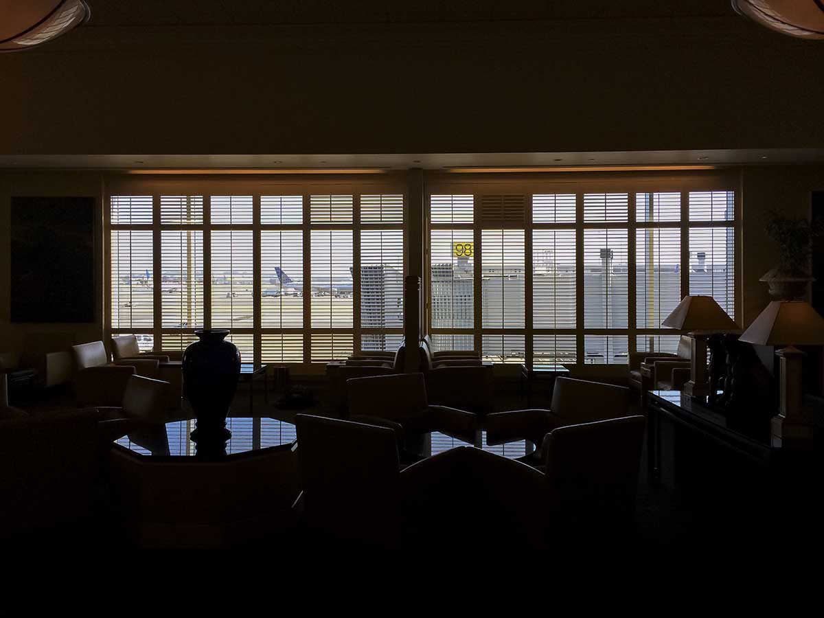 Large windows in the United Airlines global first lounge SFO