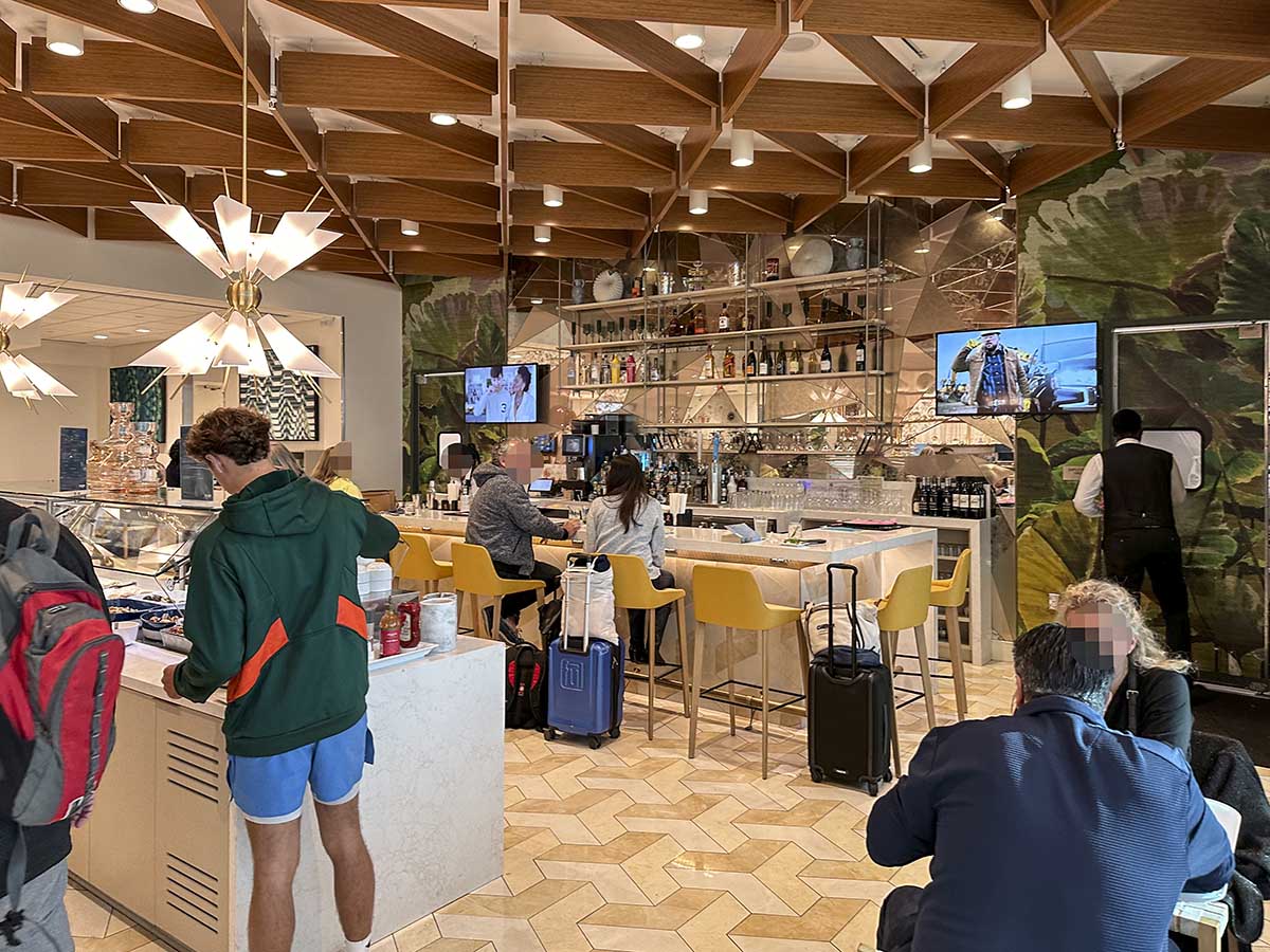 Amex Escape Lounge FLL food and drinks