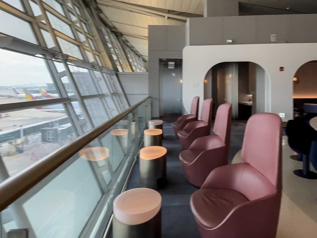 Oneworld Lounge Incheon seats facing the windows