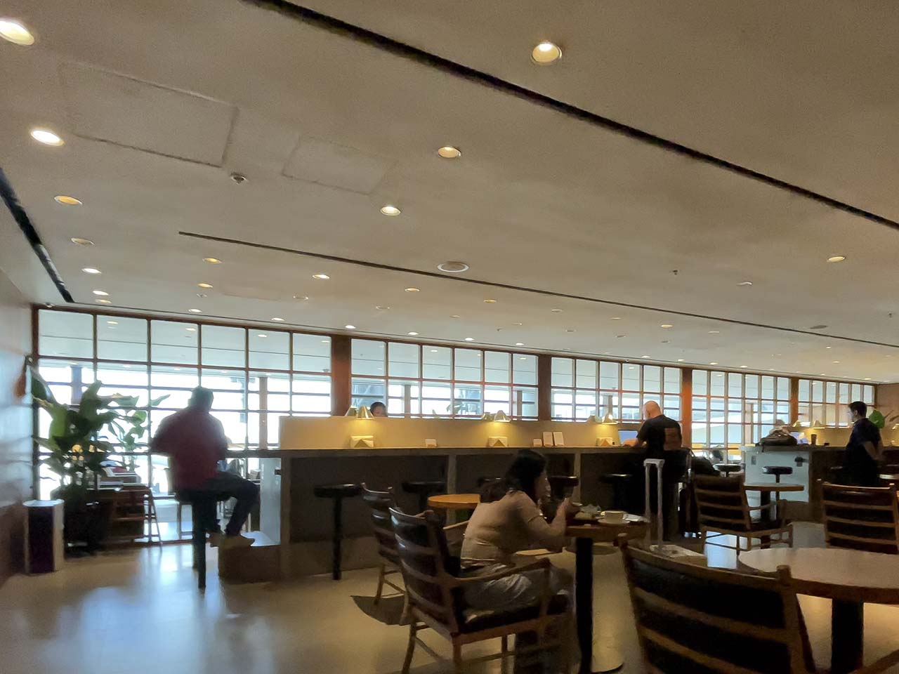 Guests eating in the Cathay Pacific The Pier Lounge Hong Kong