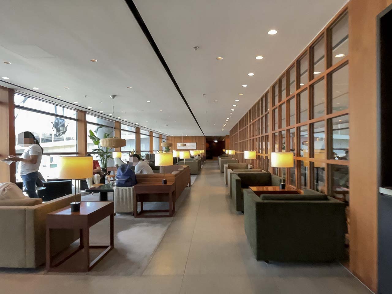 Large windows with natural light in the Cathay Pacific The Pier Lounge Hong Kong