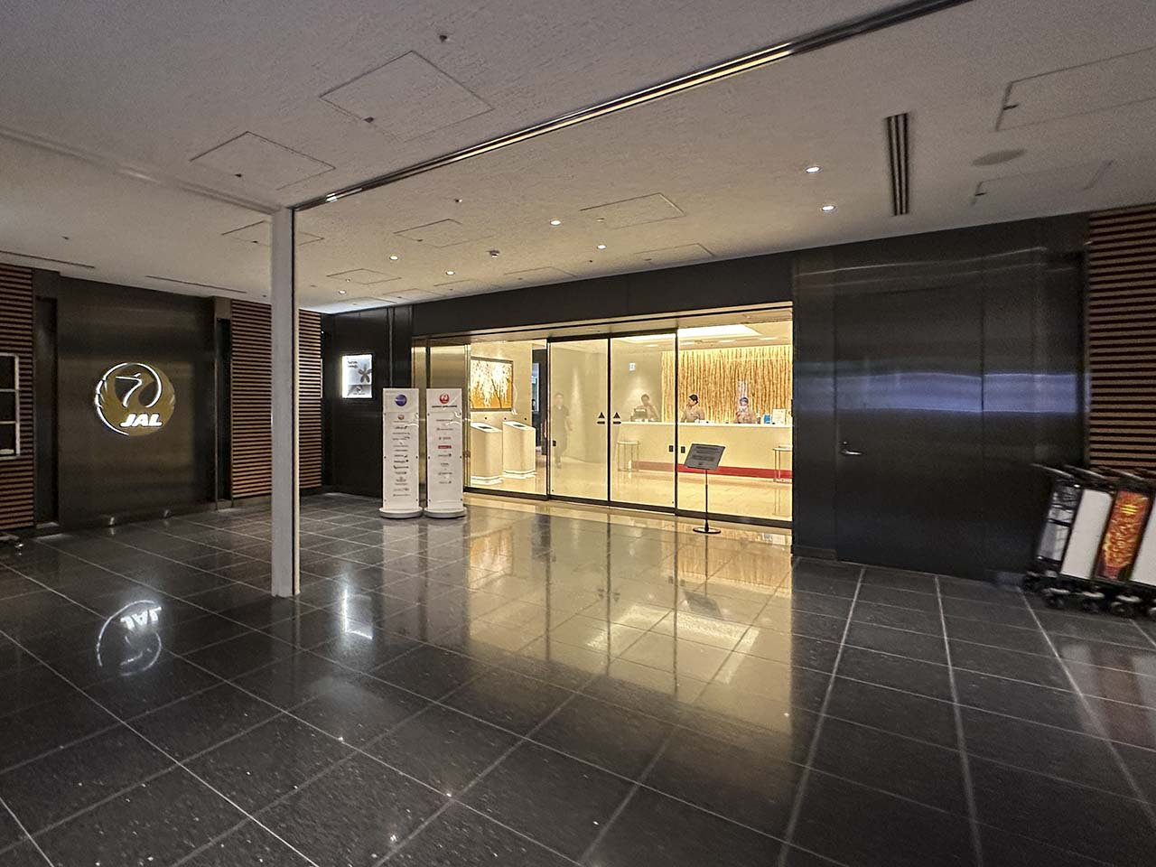 Main entrance to the JAL Sakura Lounge Haneda