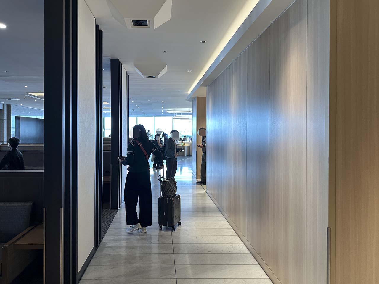 Walkway leading into the JAL Sakura Lounge Haneda