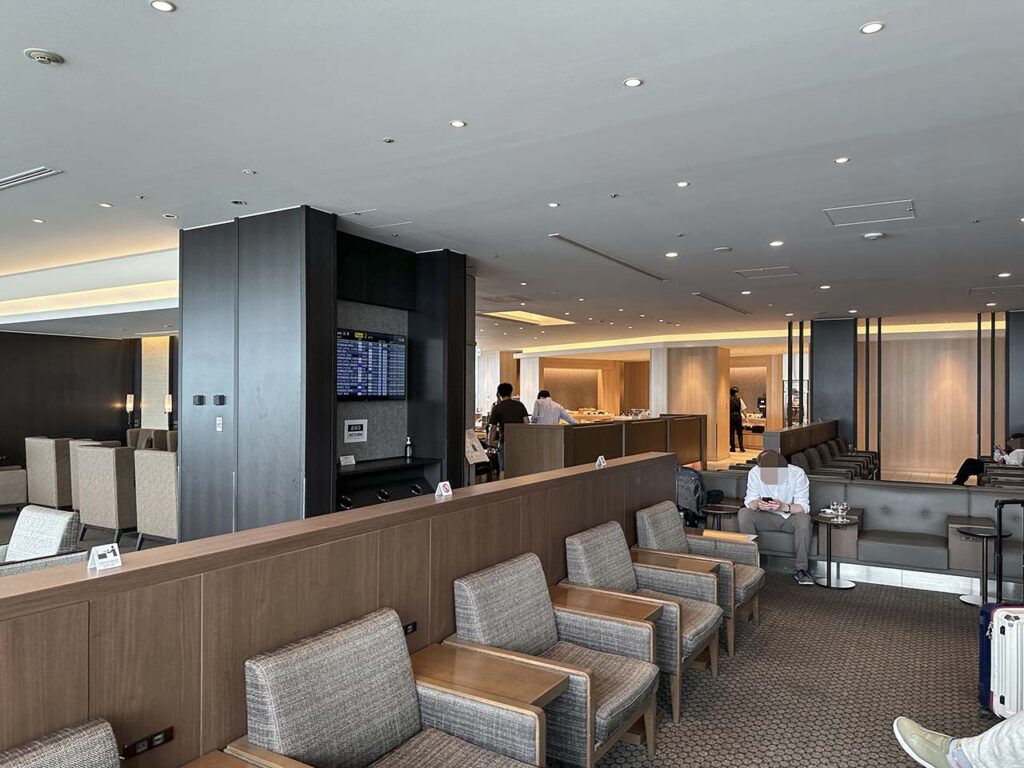 Sitting area in the interior of the JAL Sakura Lounge Haneda