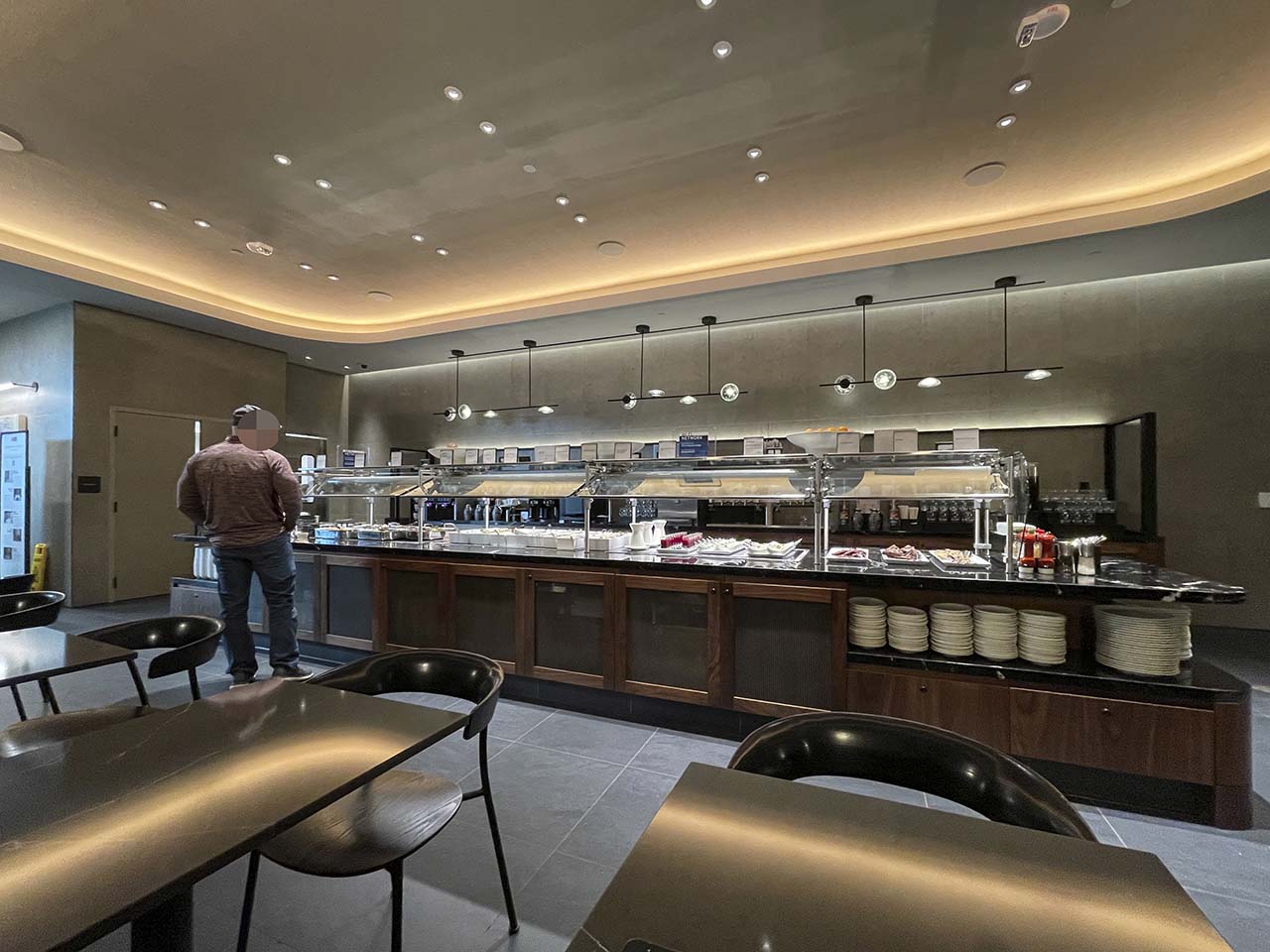 Room for food and drink with cafeteria style seating in the SLC Amex Lounge